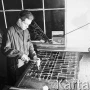 Listopad 1970, Kraków, Polska
Wytwórnia witraży.
Fot. Jarosław Tarań, zbiory Ośrodka KARTA [70-242]
 
