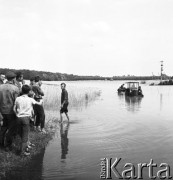 23.07.1970, Nowy Dwór Mazowiecki okolice, Polska
Dolina Rajszewska, powódź, traktor na zalanej wodą drodze.
Fot. Jarosław Tarań, zbiory Ośrodka KARTA [70-236]
 
