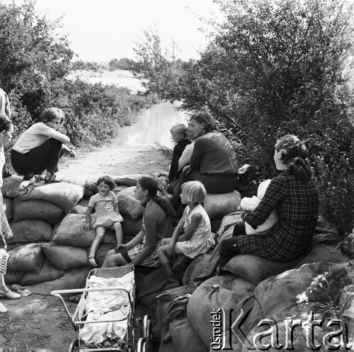 23.07.1970, Nowy Dwór Mazowiecki okolice, Polska
Dolina Rajszewska, powódź, kobiety z dziećmi za wałem z worków wypełnionych piaskiem.
Fot. Jarosław Tarań, zbiory Ośrodka KARTA [70-235]
 
