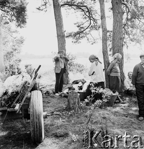 23.07.1970, Nowy Dwór Mazowiecki okolice, Polska
Dolina Rajszewska, powódź, mieszkańcy wsi oczekujący na możliwość powrotu do swoich domów.
Fot. Jarosław Tarań, zbiory Ośrodka KARTA [70-235]
 
