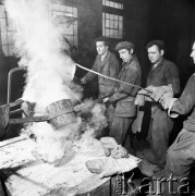22.12.1970, brak miejsca, Śląsk, Polska
Pracownicy Śląskiej Wytwórni Pomników.
Fot. Jarosław Tarań, zbiory Ośrodka KARTA [70-239]
 
