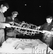 22.12.1970, brak miejsca, Śląsk, Polska
Pracownicy Śląskiej Wytwórni Pomników.
Fot. Jarosław Tarań, zbiory Ośrodka KARTA [70-241]
 
