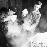 22.12.1970, brak miejsca, Śląsk, Polska
Pracownicy Śląskiej Wytwórni Pomników.
Fot. Jarosław Tarań, zbiory Ośrodka KARTA [70-241]
 
