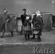 Październik 1970, Opoczno, Polska
 Dzień targowy, kobiety w strojach regionalnych na ulicy.
 Fot. Jarosław Tarań, zbiory Ośrodka KARTA [70-225]
   
