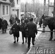 Październik 1970, Opoczno, Polska
 Dzień targowy, przechodnie na ulicy.
 Fot. Jarosław Tarań, zbiory Ośrodka KARTA [70-225]
   
