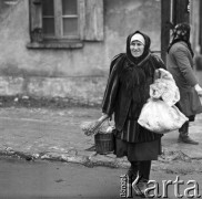 Październik 1970, Opoczno, Polska
 Dzień targowy, kobieta z workiem i koszykiem.
 Fot. Jarosław Tarań, zbiory Ośrodka KARTA [70-225]
   
