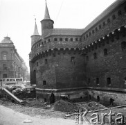 Wrzesień 1970, Kraków, Polska
 Barbakan, odkrycie starych fragmentów muru.
 Fot. Jarosław Tarań, zbiory Ośrodka KARTA [70-248]
   

