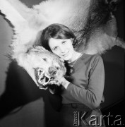 3.04.1970, Warszawa, Polska.
 Łowieckie trofea, kobieta ze skórą wilka.
 Fot. Jarosław Tarań, zbiory Ośrodka KARTA [70-256]
   

