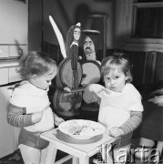 Październik 1970, Krzyżka k/Ostojowa, Kieleckie woj., Polska
 Wnuki Adama Zegadło, rzeźbiarza prymitywisty, w tle jedna z rzeźb artysty.
 Fot. Jarosław Tarań, zbiory Ośrodka KARTA [70-269]
   
