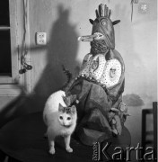 Październik 1970, Krzyżka k/Ostojowa, Kieleckie woj., Polska
 Rzeźba Adama Zegadło, rzeźbiarza prymitywisty, obok rzeźby kot.
 Fot. Jarosław Tarań, zbiory Ośrodka KARTA [70-269]
   
