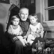 Październik 1970, Krzyżka k/Ostojowa, Kieleckie woj., Polska
 Adama Zegadło, rzeźbiarz prymitywista, z wnukami.
 Fot. Jarosław Tarań, zbiory Ośrodka KARTA [70-269]
   
