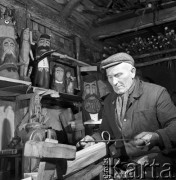 Październik 1970, Krzyżka k/Ostojowa, Kieleckie woj., Polska
 Adam Zegadło, rzeźbiarz prymitywista, w swojej pracowni.
 Fot. Jarosław Tarań, zbiory Ośrodka KARTA [70-247]
   
