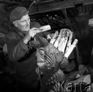Październik 1970, Krzyżka k/Ostojowa, Kieleckie woj., Polska
 Adam Zegadło, rzeźbiarz prymitywista, w swojej pracowni.
 Fot. Jarosław Tarań, zbiory Ośrodka KARTA [70-247]
   
