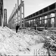 Wrzesień 1970, Warszawa - Służewiec, Polska.
 Fabryka Domów w budowie, dwaj mężczyźni przy niwelatorach.
 Fot. Jarosław Tarań, zbiory Ośrodka KARTA [70-257]
   
