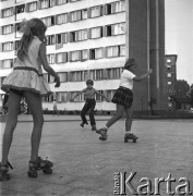 Wrzesień 1970, Warszawa, Polska.
 Osiedle Wierzbno, dzieci bawiące się na placu zabaw, w tle blok.
 Fot. Jarosław Tarań, zbiory Ośrodka KARTA [70-259]
   
