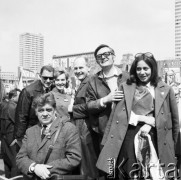 1.05.1970, Warszawa, Polska.
Uczestnicy pochodu pierwszomajowego.
Fot. Jarosław Tarań, zbiory Ośrodka KARTA [70-253]
 
