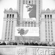 1.05.1970, Warszawa, Polska.
Trybuna honorowa, stoją od lewej: NN, NN, Marian Spychalski - Przewodniczący Rady Państwa, Władysław Gomułka (przemawia), NN, premier Józef Cyrankiewicz, Zenon Kliszko, NN, NN, NN, NN, w tle na ścianie Pałacu Kultury i Nauki wisi portret Włodzimierza Lenina z hasłem: 