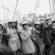 1.05.1970, Warszawa, Polska.
Uczestnicy pochodu pierwszomajowego niosą papierowe białe gołąbki na patykach.
Fot. Jarosław Tarań, zbiory Ośrodka KARTA [70-255]
 
