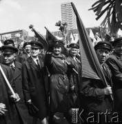 1.05.1970, Warszawa, Polska.
Uczestnicy pochodu pierwszomajowego ze szturmówkami.
Fot. Jarosław Tarań, zbiory Ośrodka KARTA [70-254]
 
