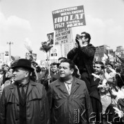 1.05.1970, Warszawa, Polska.
Pracownicy Miejskiego Zakładu Komunikacji, uczestnicy pochodu pierwszomajowego, transparent z hasłem: 