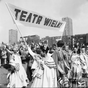 1.05.1970, Warszawa, Polska.
Uczestnicy pochodu pierwszomajowego, aktorzy Teatru Wielkiego.
Fot. Jarosław Tarań, zbiory Ośrodka KARTA [70-254]
 
