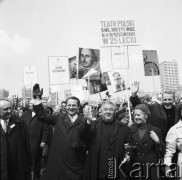 1.05.1970, Warszawa, Polska.
Uczestnicy pochodu pierwszomajowego, aktorzy Teatru Polskiego, trzeci od lewej Mieczysław Pawlikowski, pierwszy od prawej prawdopodobnie Edward Krasicki.
Fot. Jarosław Tarań, zbiory Ośrodka KARTA [70-254]
 
