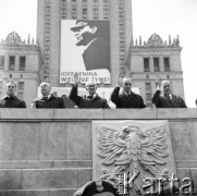 1.05.1970, Warszawa, Polska.
Trybuna honorowa, od lewej stoją: NN, Przewodniczący Rady Państwa Marian Spychalski, Władysław Gomułka, NN, premier Józef Cyrankiewicz, w tle na ścianie Pałacu Kultury i Nauki wisi portret Włodzimierza Lenina z hasłem: 