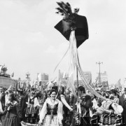 1.05.1970, Warszawa, Polska.
Uczestnicy pochodu pierwszomajowego w strojach ludowych.
Fot. Jarosław Tarań, zbiory Ośrodka KARTA [70-253]
 
