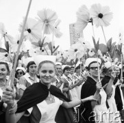 1.05.1970, Warszawa, Polska.
Pochód pierwszomajowy, pielęgniarki z papierowymi kwiatami.
Fot. Jarosław Tarań, zbiory Ośrodka KARTA [70-253]
 
