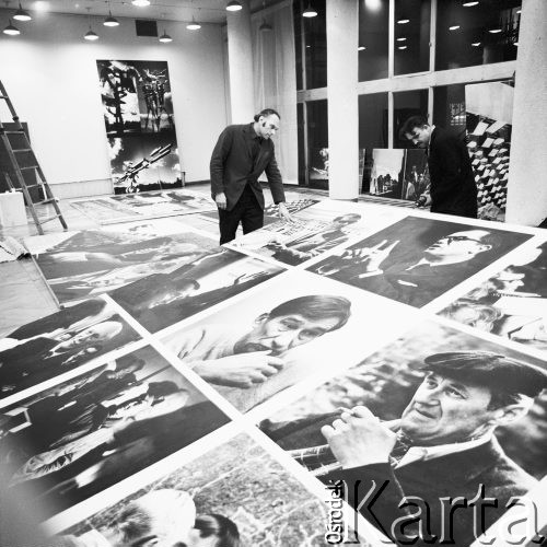 18.12.1970, Warszawa, Polska.
Montaż wystawy fotografii Mariana Sokołowskiego.
Fot. Jarosław Tarań, zbiory Ośrodka KARTA [70-271]
 
