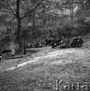 Wrzesień 1970, Ojców, Polska
Uczestnicy zakładowej wycieczki.
Fot. Jarosław Tarań, zbiory Ośrodka KARTA [70-326]
 
