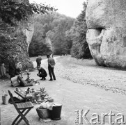Wrzesień 1970, Ojców, Polska
Turyści oglądający pamiątki.
Fot. Jarosław Tarań, zbiory Ośrodka KARTA [70-327]
 
