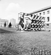 27.04.1970, Warszawa, Polska.
Przygotowania do 1 Maja, portret Włodzimierza Lenina.
Fot. Jarosław Tarań, zbiory Ośrodka KARTA [70-321]
 
