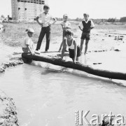 Lipiec 1970, Warszawa, Polska.
Służewiec Przemysłowy, dzieciaki bawiące się w bajorku.
Fot. Jarosław Tarań, zbiory Ośrodka KARTA [70-315]
 
