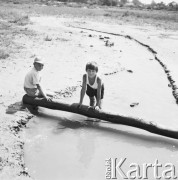 Lipiec 1970, Warszawa, Polska.
Służewiec Przemysłowy, dzieciaki bawiące się w bajorku.
Fot. Jarosław Tarań, zbiory Ośrodka KARTA [70-315]
 
