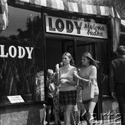 Lipiec 1970, Warszawa, Polska.
Dziewczyny z lodami przed lodziarnią 
