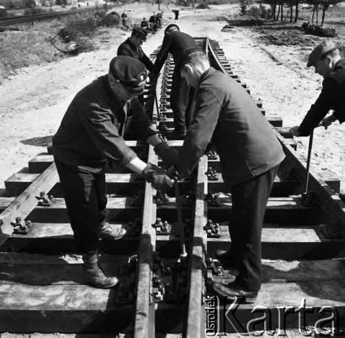 8.09.1970, Mińsk Mazowiecki okolice, Polska
Budowa wielkiej obwodnicy warszawskiej.
Fot. Jarosław Tarań, zbiory Ośrodka KARTA [70-317]
 
