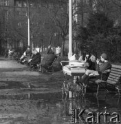 31.03.1970, Warszawa, Polska.
Warszawiacy odpoczywający w parku.
Fot. Jarosław Tarań, zbiory Ośrodka KARTA [70-322]
 
