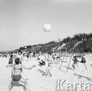 Czerwiec 1970, Kołobrzeg, Polska
 Wczasowicze grający w piłkę na plaży.
 Fot. Jarosław Tarań, zbiory Ośrodka KARTA [70-287]
   
