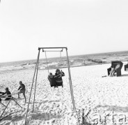 Czerwiec 1970, Kołobrzeg, Polska
Wczasowicze na plaży, dzieci na huśtawce.
Fot. Jarosław Tarań, zbiory Ośrodka KARTA [70-287]
 
