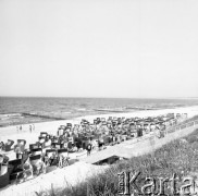 Czerwiec 1970, Kołobrzeg, Polska
Wczasowicze na plaży, kosze plażowe.
Fot. Jarosław Tarań, zbiory Ośrodka KARTA [70-287]
 
