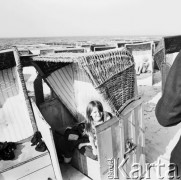 Czerwiec 1970, Kołobrzeg, Polska
Wczasowicze na plaży, dziewczynka w koszu plażowym.
Fot. Jarosław Tarań, zbiory Ośrodka KARTA [70-287]
 
