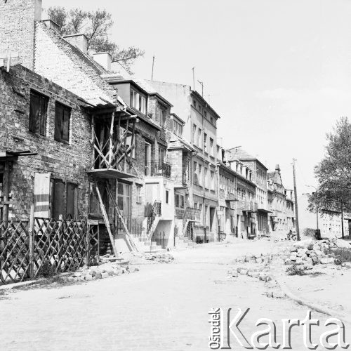Czerwiec 1970, Kołobrzeg, Polska
 Ulica Dubois, remontowane domy.
 Fot. Jarosław Tarań, zbiory Ośrodka KARTA [70-288]
   
