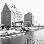 Czerwiec 1970, Kołobrzeg, Polska
 Poniemieckie budynki w porcie, magazyny.
 Fot. Jarosław Tarań, zbiory Ośrodka KARTA [70-283]
   
