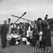3.09.1970, Warszawa, Polska.
Próba na stadionie, instrumenty ludowe - bazuny, diabelskie skrzypce, trombity, burczybas.
Fot. Jarosław Tarań, zbiory Ośrodka KARTA [70-314]
 
