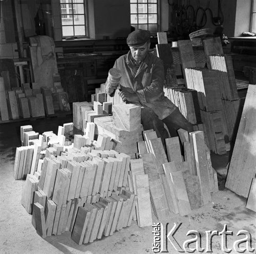 Lipiec 1970, Kielce, Polska
Zakłady Obróbki Marmuru.
Fot. Jarosław Tarań, zbiory Ośrodka KARTA [70-273]
 
