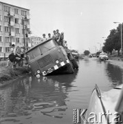 Lipiec 1970, Warszawa, Polska.
 Dzieciaki na ciężarówce stojącej w wodzie, skutki długotrwałych opadów deszczu.
 Fot. Jarosław Tarań, zbiory Ośrodka KARTA [70-274]
   
