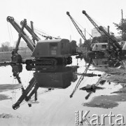 Lipiec 1970, Warszawa, Polska.
 Koparki i dźwigi stojące w wodzie, skutki długotrwałych opadów deszczu.
 Fot. Jarosław Tarań, zbiory Ośrodka KARTA [70-274]
   
