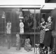 1970, Warszawa, Polska.
Wystawa sztuki ludowej, drewniane rzeźby w gablocie.
Fot. Jarosław Tarań, zbiory Ośrodka KARTA [70-278]
 
