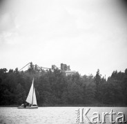 7.08.1970, jezioro Nidzkie, Polska
 Żaglówka na jeziorze, w tle fabryka.
 Fot. Jarosław Tarań, zbiory Ośrodka KARTA [70-276]
   
